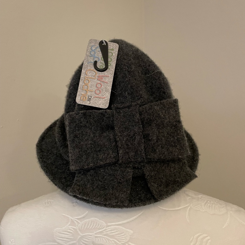 NWT D&Y Wool hat with bow